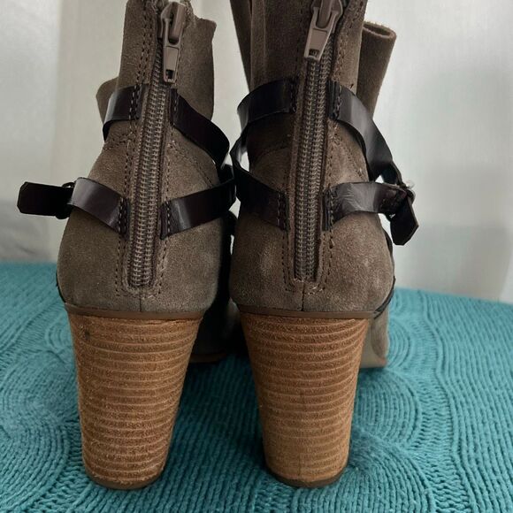 Carlos Santana Women's Miles Suede Chucky Heel Ankle Bootie Taupe Size 9.5 NWOT - Picture 3 of 8